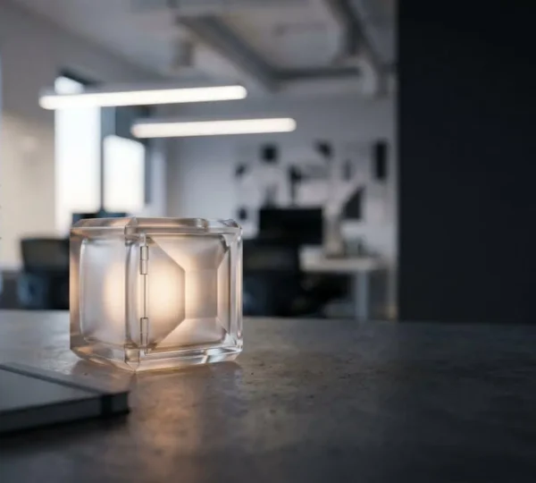 Sculpture de verre translucide illuminee symbolisant des donnees d'entreprise protegees et accessibles pour la decision