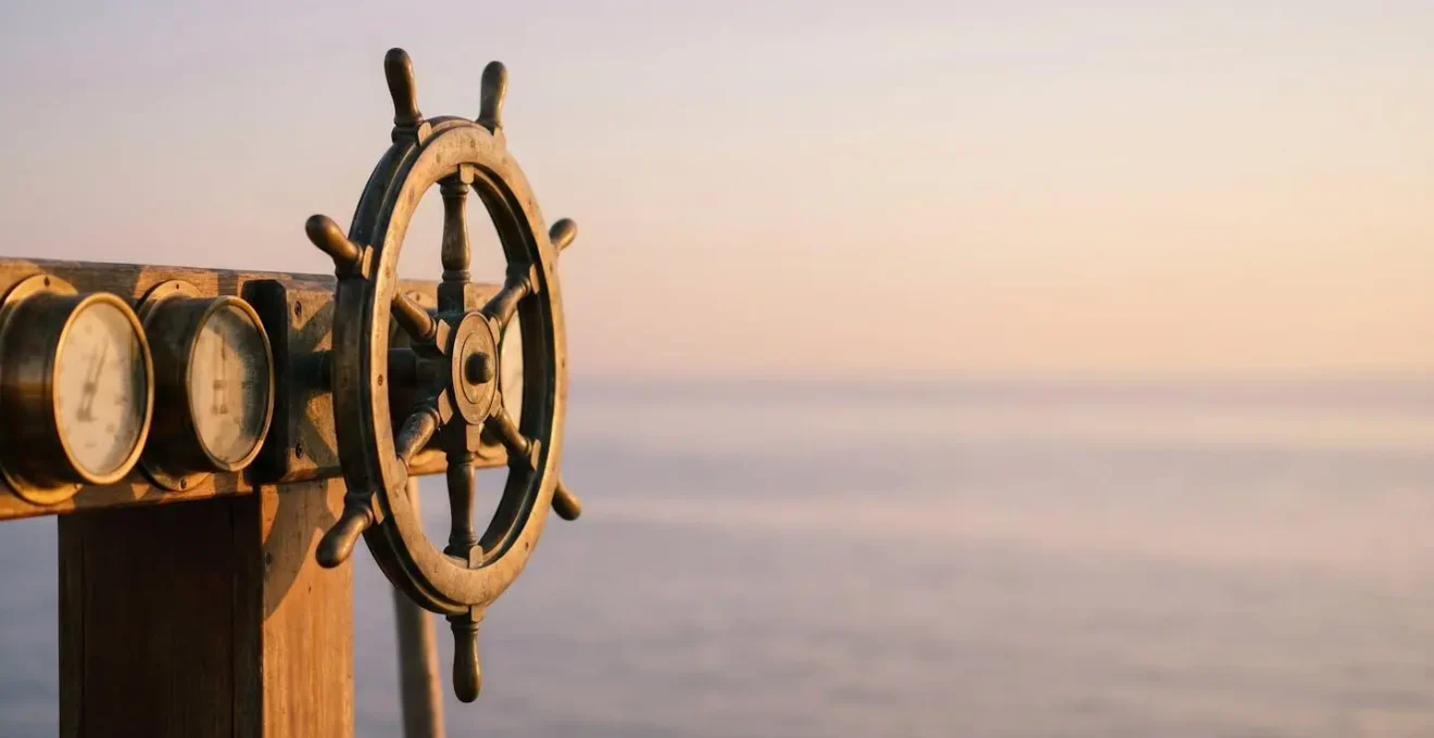 Gouvernail de navire épuré avec trois instruments essentiels, symbole du pilotage simplifié d'une entreprise