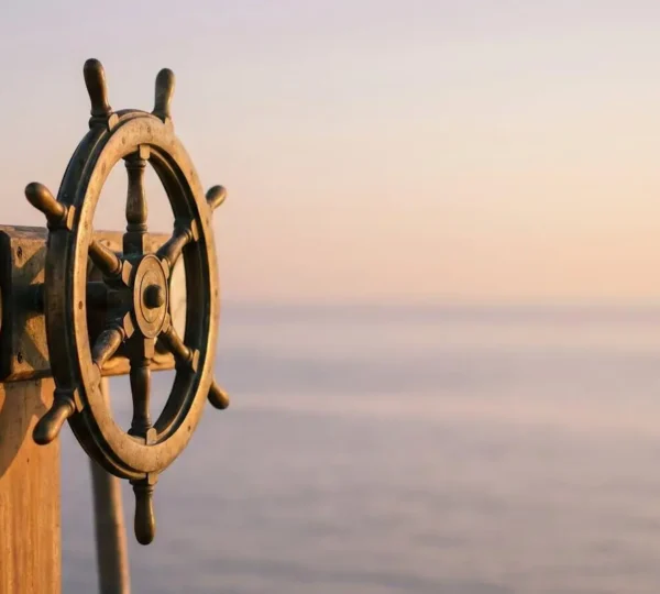 Gouvernail de navire épuré avec trois instruments essentiels, symbole du pilotage simplifié d'une entreprise